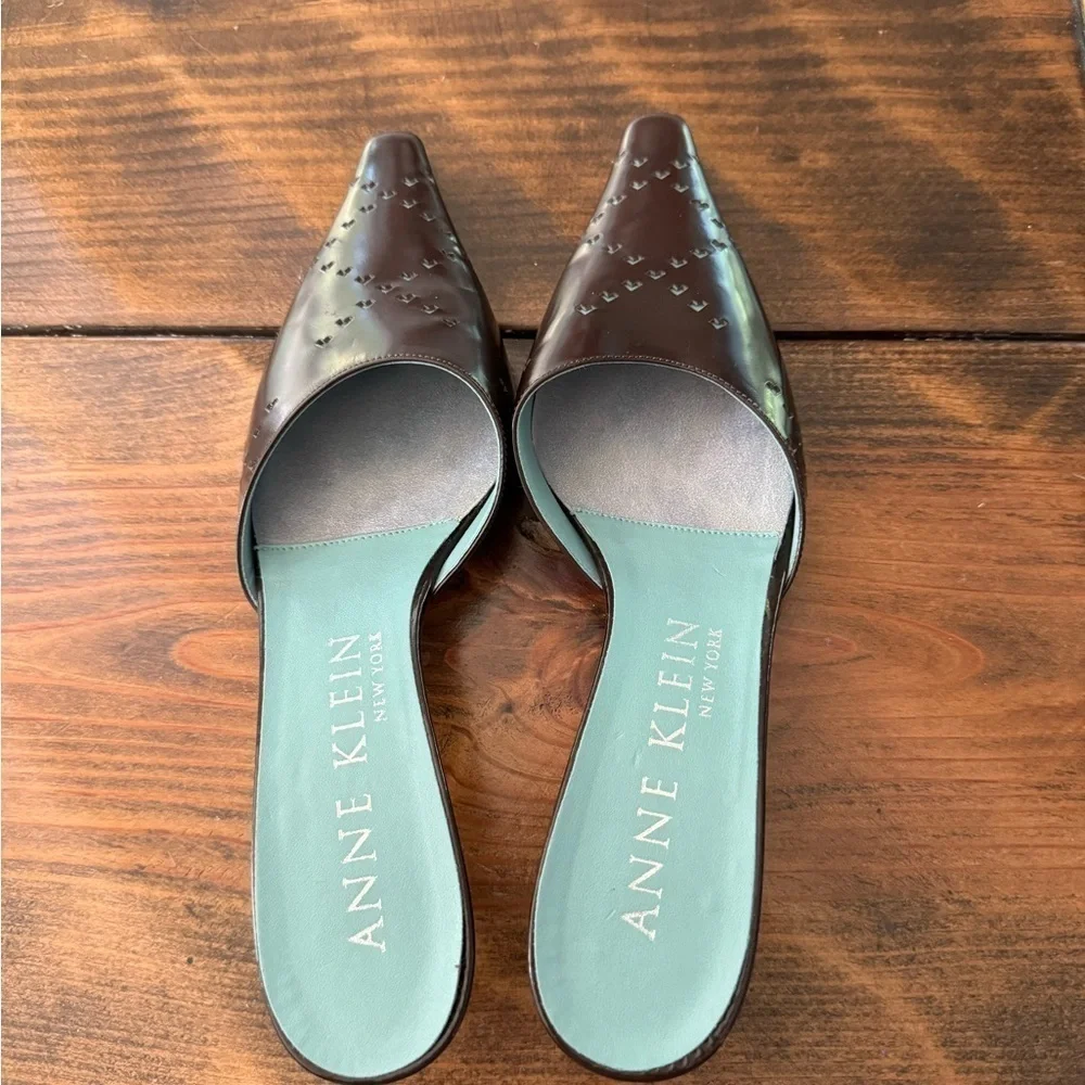 Vintage Anne Klein kitten heel slides (black) with hearts leather Size 6.5 - Picture 3 of 10